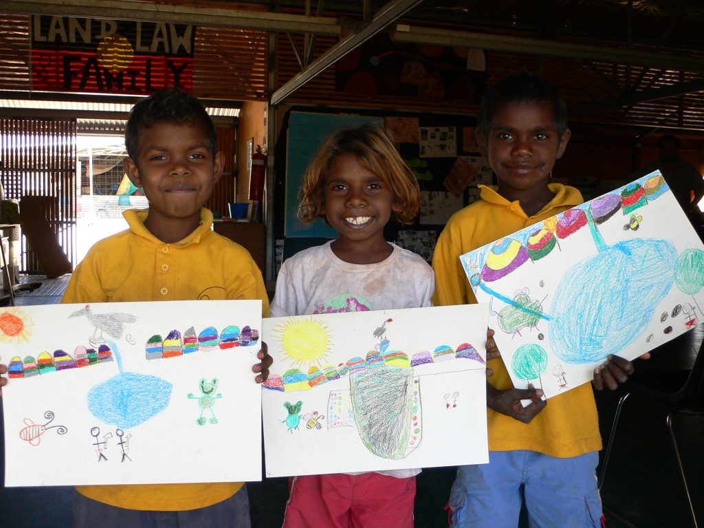 Children from the Kija community and their paintings Photo © Liz Thompson